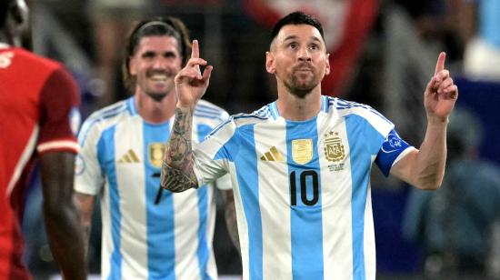 Lionel Messi festeja su gol en el partido de Argentina ante Canadá, el 9 de julio de 2024.