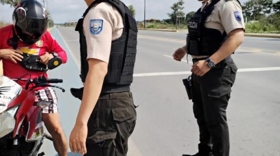 Imagen referencial de dos policías durante un operativo de control en Ecuador.