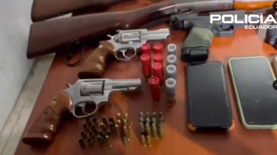 Armas, cartuchos y celulares decomisados en Santa Clara, Manabí, el 10 de julio de 2024.