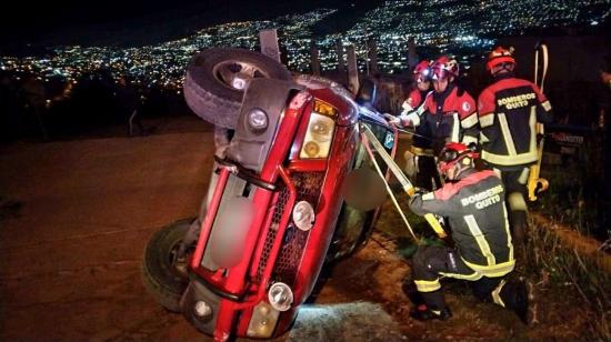 Personal de los Bomberos de Quito atiende a una persona afectada por un accidente registrado en la madrugada del 10 de julio de 2024 en Chillogallo, sur de Quito.