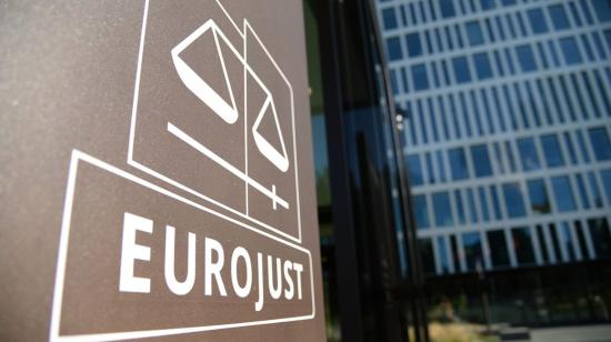 Fachada del edificio de Eurojust en La Haya con el logo de la institución de la agencia europea de coordinación judicial.