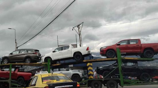 Imagen referencial de carros saliendo de una planta en el sur de Quito, junio de 2024.