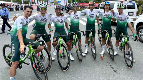 Los corredores del Caja Rural - Seguros RGA después de la Etapa 4 del Tour de Qinghai Lake en China, el 10 de julio de 2024.