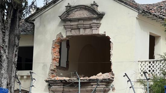 Imagen de los daños que ha sufrido una casa ubicada en la avenida 12 de Octubre de Quito, el 8 de julio de 2024.