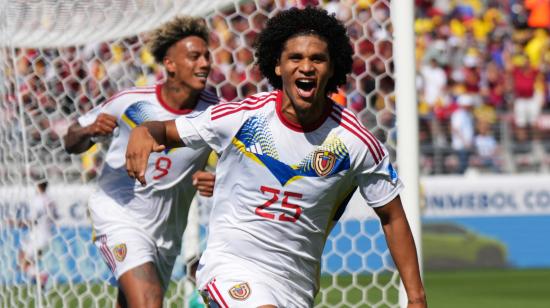 Eduard Bello celebra su gol durante el partido por fase de grupos de Copa América 2024 entre Ecuador y Venezuela.