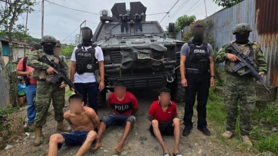 Los tres presuntos secuestradores y miembro de Los Choneros, tras su detención en Quevedo, Los Ríos, 10 de julio de 2024.