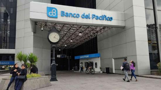 Imagen referencial de una agencia bancaria en el norte de Quito, abril de 2023.