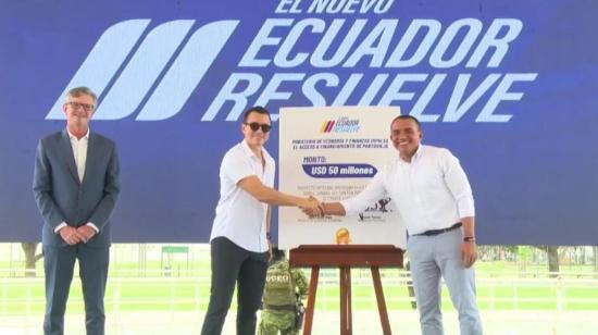 El presidente Daniel Noboa entregó el aval soberano por USD 50 millones para el Megaproyecto Hidrosanitario de la Zona Norte Urbana de Portoviejo, este 10 de julio de 2024.