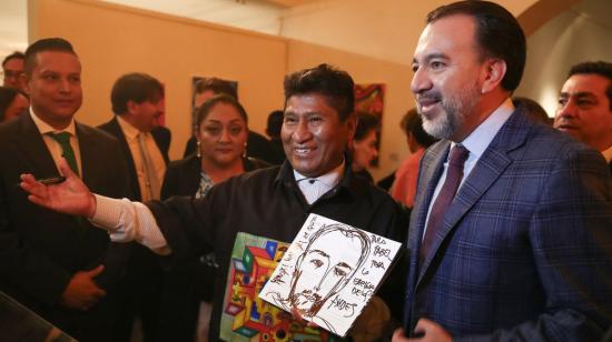 El artista boliviano Roberto Mamani Mamani (i) y el alcalde de Quito, Pavel Muñoz (d), durante la celebración por el 105 aniversario del nacimiento de Oswaldo Guayasamín.