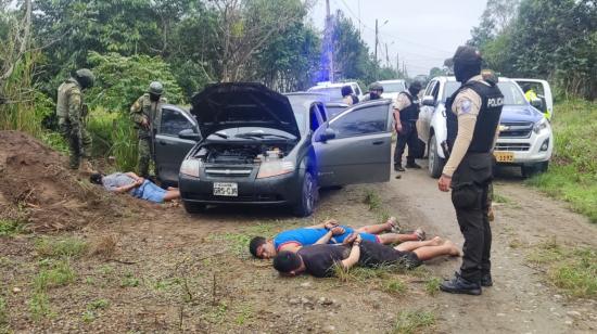 Policías capturan a cinco presuntos miembros de la banda Los Lobos en un operativo conjunto con militares en Pasaje, El Oro, este 10 de julio de 2024.