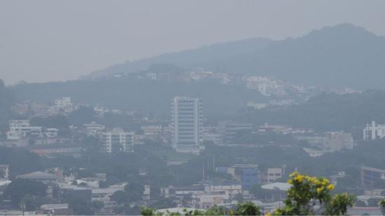 Una especie de bruma o neblina cubre gran parte de Guayaquil, el viernes 7 de junio de 2024.