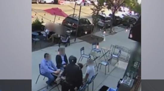 Video de una cámara de vigilancia muestra un robo en un restaurante al aire libre en Nueva York, mayo de 2024.