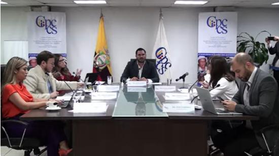 Las consejeras Yadira Saltos y Mishel Calvache  discuten en medio de la sesión del Pleno del Cpccs el 10 de julio de 2024.