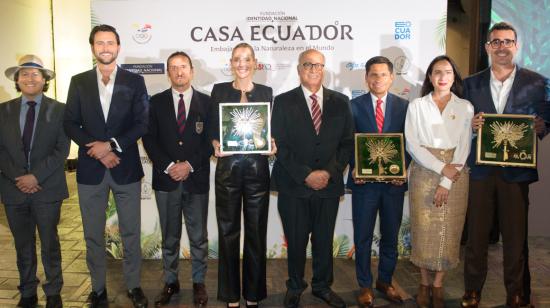 Lavinia Valbonesi (centro) junto a autoridades de gobierno y deportivas en la entrega de las llaves simbólicas de la Casa Ecuador París 2024, el 10 de julio.