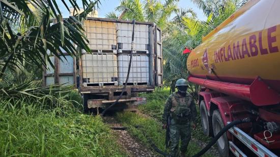Fuerzas Armadas decomisa diésel en el cantón amazónico Joya de los Sachas. Un tanquero realizaba el traspaso de combustibles a un camión. Foto del 22 de mayo de 2024.