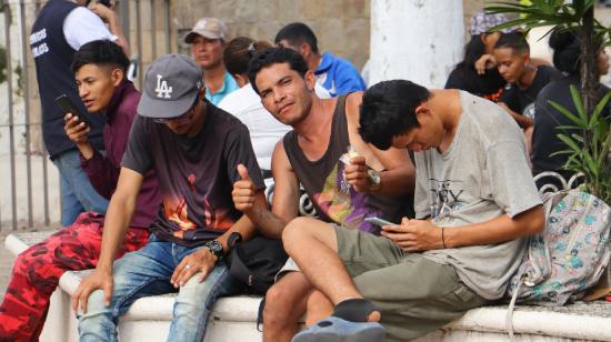 Migrantes esperan este miércoles, 10 de julio de 2024, en las principales plazas de la ciudad de Tapachula en el estado de Chiapas (México).