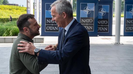 Jens Stoltenberg, secretario general de la OTAN, saluda con el presidente de Ucrania, Volodímir Zelenski, el 27 de julnio de 2024.