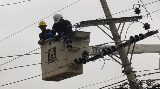 Personal de CNEL realiza trabajos en un poste de luz el 1 de julio de 2024.