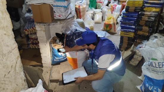 Un técnico de Arcsa inspecciona la bodega de alimentos en Santa Isabel, Azuay, este 10 de julio de 2024.