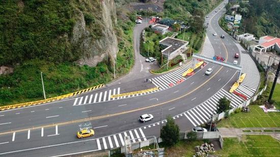 Carros circulan por la  Autopista General Rumiñahui, en Quito.
