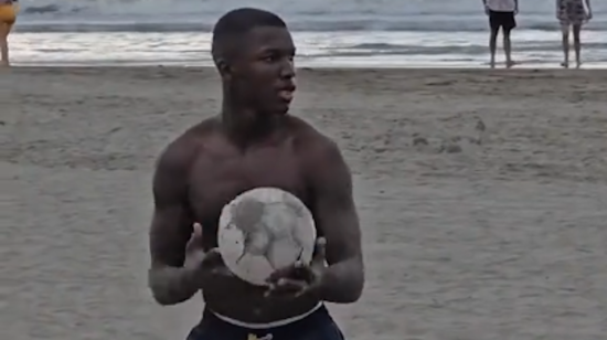 El ecuatoriano Moisés Caicedo jugando ecuavóley en una playa.