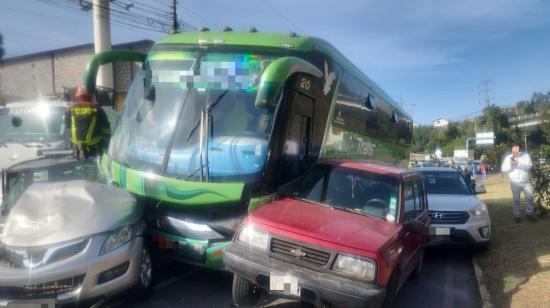Un bus y tres vehículos livianos se accidentaron en la avenida Simón Bolívar, sector Nayón, en Quito, el 11 de julio de 2024.