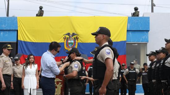 El presidente Daniel Noboa participó este 11 de julio en la entrega de 11.000 chalecos a la Policía Nacional.