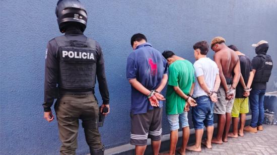 Los cinco adolescentes, detenidos en Guayaquil, junto a policías, el 11 de julio de 2024.