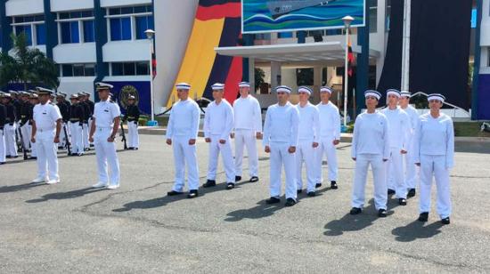 Jóvenes aspirantes en la Escuela Superior Naval de Ecuador.