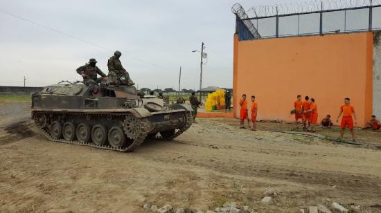 Militares vigilan a reos en la cárcel regional de Guayas el 8 de julio de 2024.