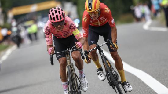 Richard Carapaz y Tobias Johannessen durante un ataque en la Etapa 13 del Tour de Francia, el 12 de julio de 2024.