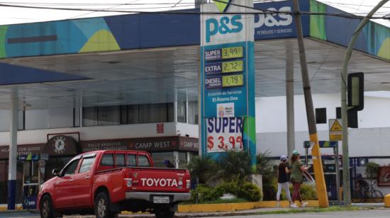 Un carro ingresa a una gasolinera en Quito para cargar gasolina, el 28 de junio de 2024. 