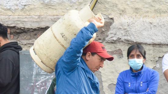 Un ciudadano lleva un gas de uso doméstico, en Cuenca.