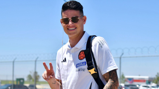 James Rodríguez sonríe antes del viaje hasta Miami con la selección de Colombia, el 11 de julio de 2024.