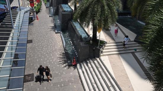 Los peatones pasan frente a un centro comercial en Bangkok, Tailandia, el 11 de julio de 2024.