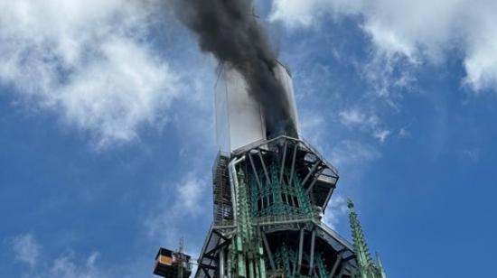 El incendio en la aguja de la catedral de la ciudad francesa de Rouen, 11 de julio de 2024.