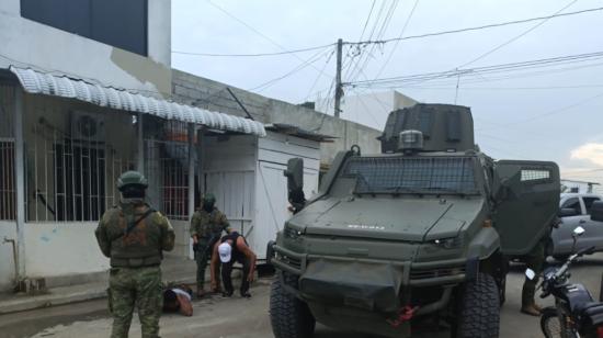 Militares junto a un tanque de guerra en un operativo en Pueblo Viejo, Los Ríos, el 10 de julio de 2024.