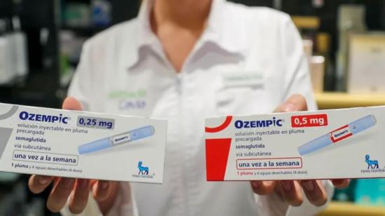 Una farmaceutica muestra dos envases del medicamento Ozempic contra la obesidad y la diabetes, junio 2024.