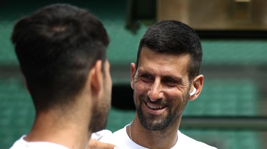 Carlos Alcaraz y Novak Djokovic durante el Wimbledon 2024.