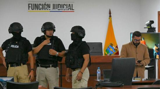 Policías custodian la audiencia de juicio por el asesinato de Fernando Villavicencio en el Complejo Judicial del Norte de Quito el 12 de julio de 2024. 