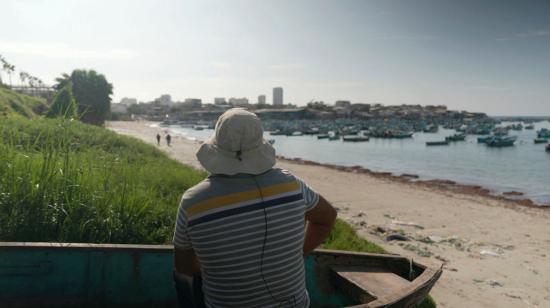 Un pescador junto a su bote en la población de Santa Rosa, Santa Elena, el 26 de junio de 2024.