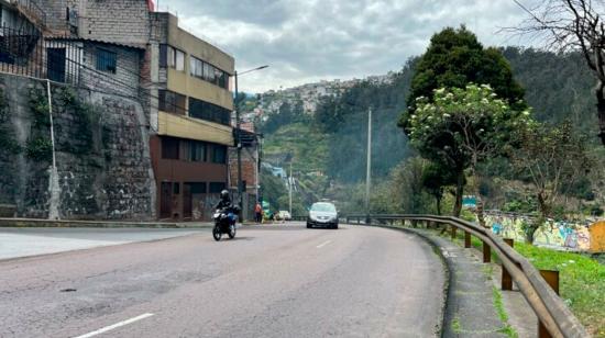 Vehículos circulan por la avenida Pichincha, en el centro de Quito.
