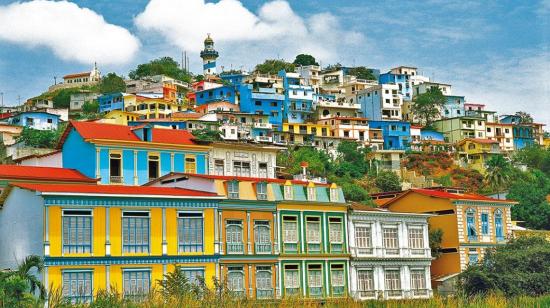 Una vista desde el río Guayas de las casas del barrio Las Peñas y del cerro Santa Ana, en el centro de Guayaquil. 