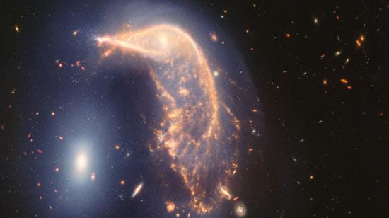 Fotografía publicada el 12 de julio de 2024 en las que se ve a las Galaxias 'Penguin' y 'Egg', del conjunto Arp 142, fotografiadas por el telescopio de la NASA James Webb.