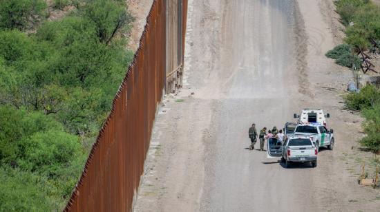 Imagen referencial. La patrulla fronteriza intercepta a migrantes que acaban de cruzar la frontera entre Estados Unidos y México, 26 de junio de 2024.