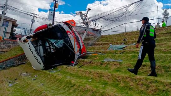 Funcionario de tránsito junto a bus siniestrado en Cuenca, este 12 de julio de 2024.