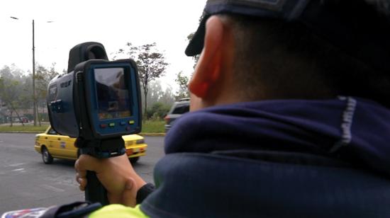 Controles por exceso de velocidad a conductores  en Quito con radares de mano