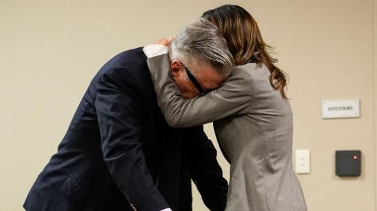 Hilaria Baldwin abraza a su esposo, el actor Alec Baldwin, durante el juicio en su contra por homicidio involuntario durante el rodaje de la película 'Rust'.