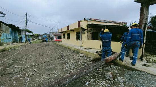 Técnicos de CNEL trabajan para restablecer el servicio eléctrico en un sector de la ciudad de Santo Domingo, el 11 de julio de 2024.