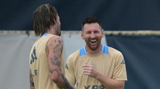 Lionel Messi sonríe durante un entrenamiento de la selección argentina previo a la final de la Copa América.